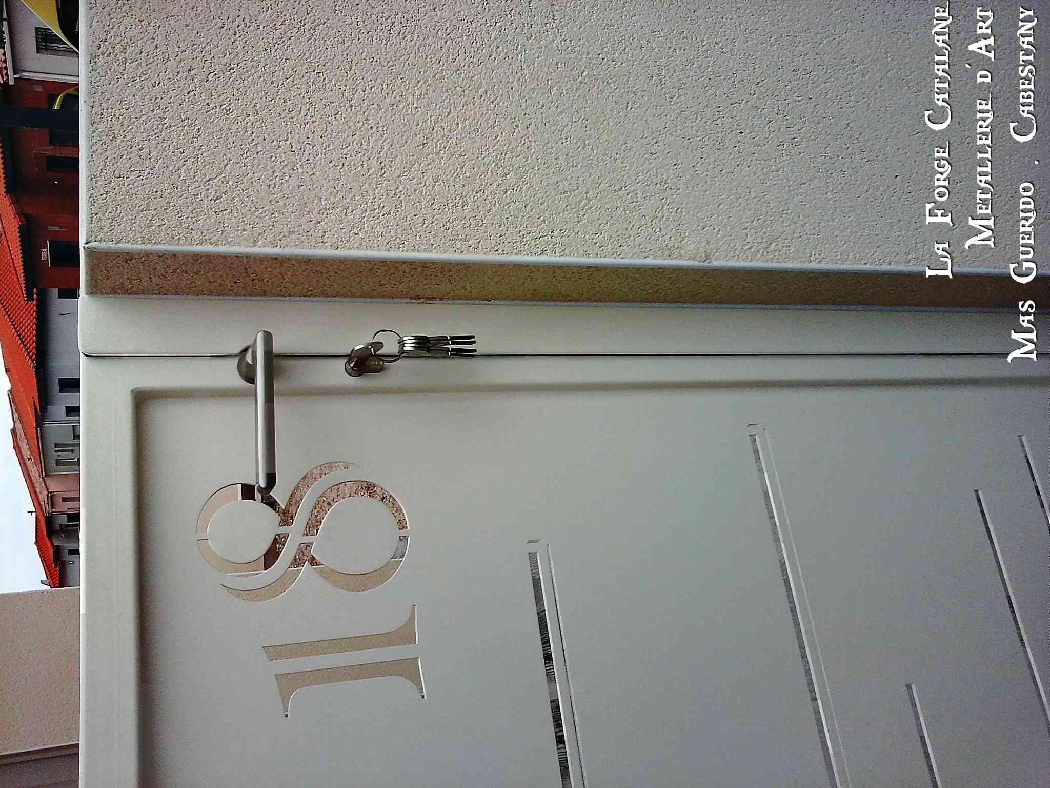 portillon decoupe laser thermo blanc poignee inox forge catalane 2.jpg